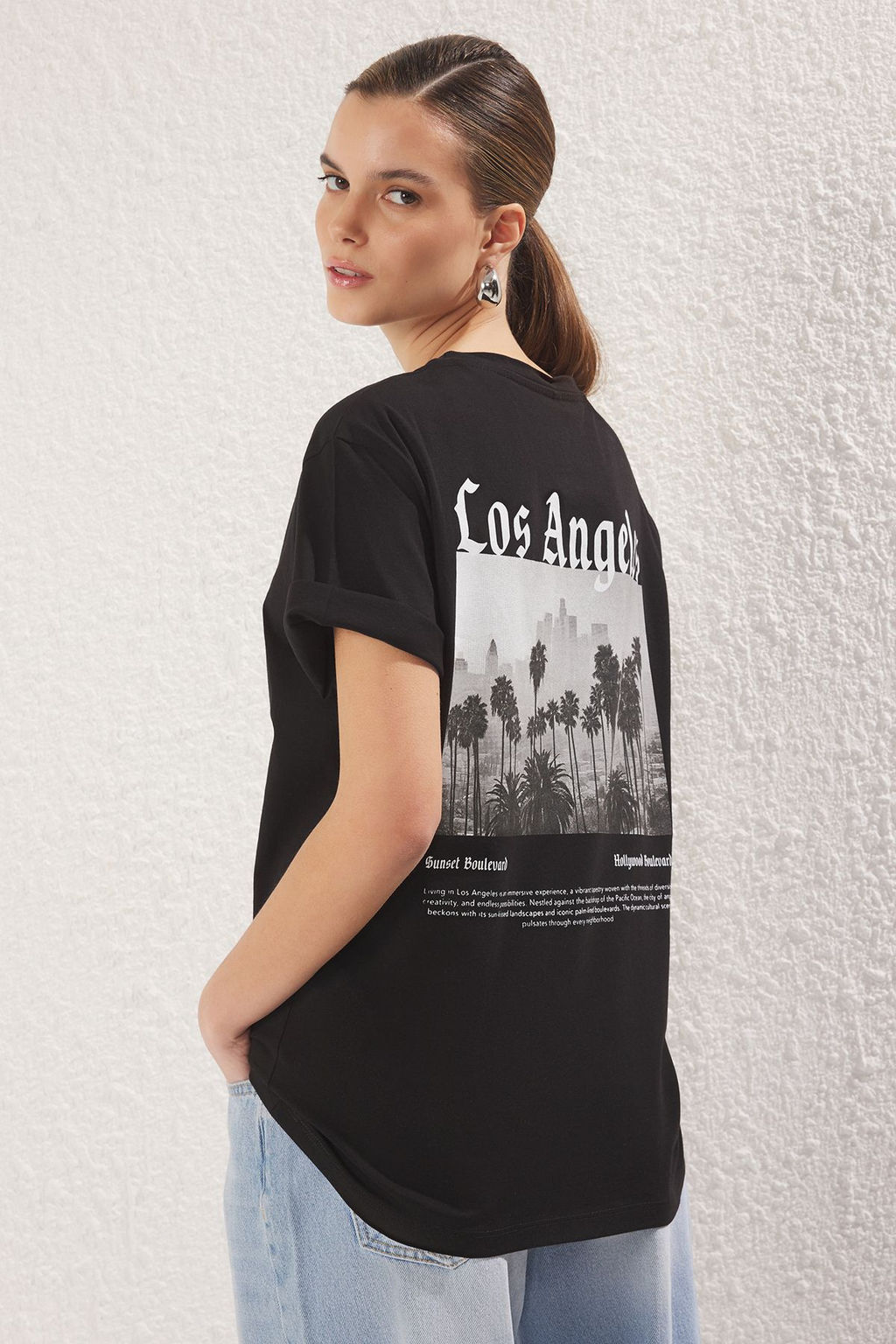 TRENDYOLMILLA Siyah S?rt Bask?l? Oversize/Genis Kal?p Orme T-Shirt TWOSS25TS00139