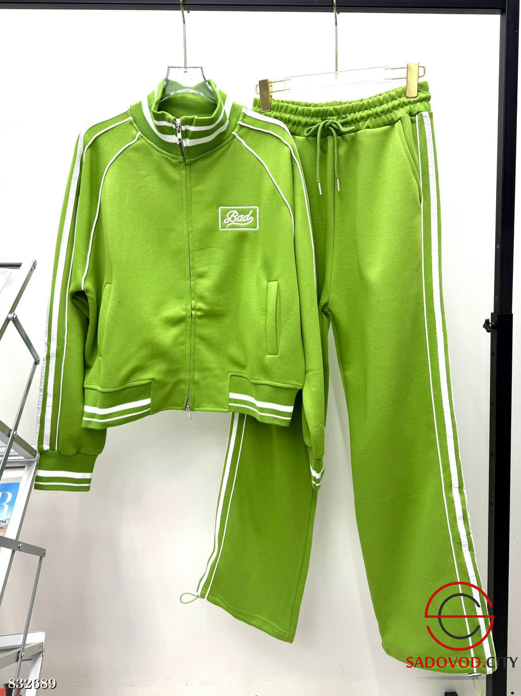 Спортивный женский костюм