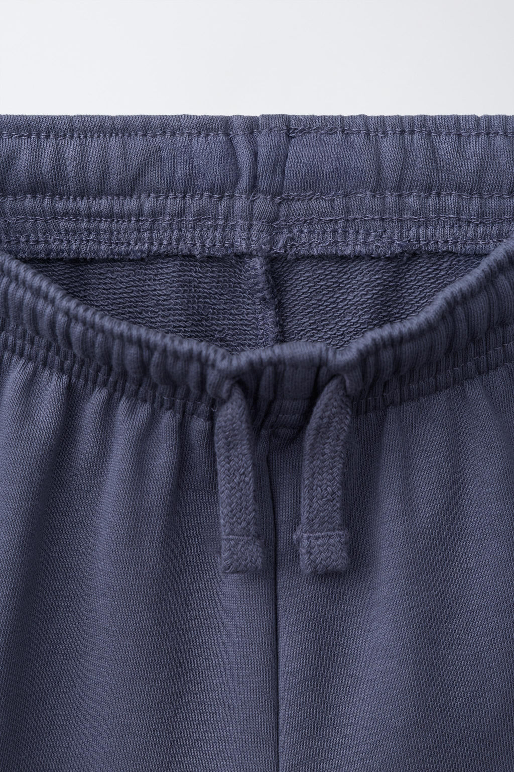 BERMUDA JOGGING TEXTO / Azul / Gris