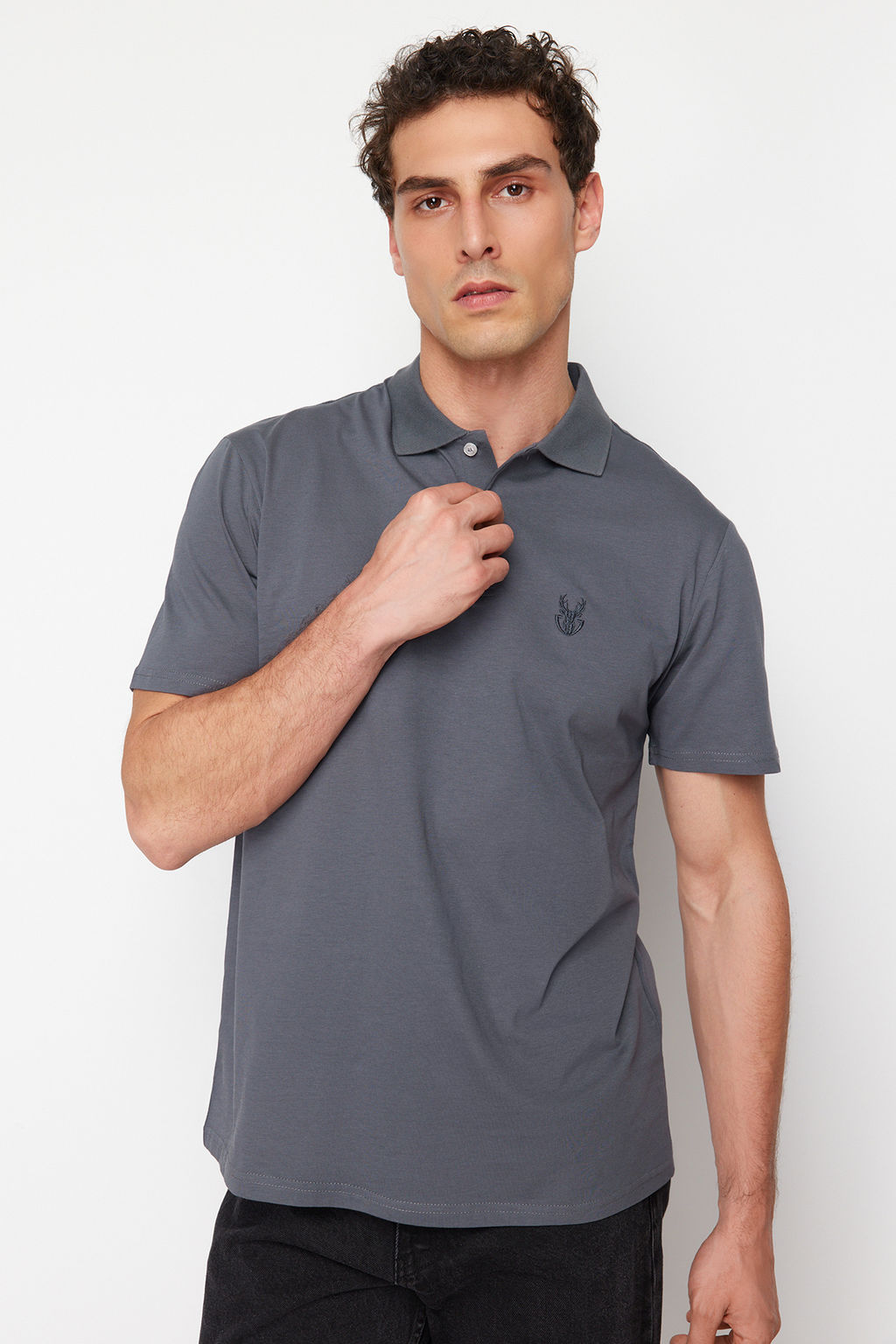 TRENDYOL MAN Antrasit Regular/Normal Kesim Geyik Desenli Polo Yaka T-shirt TMNSS24PO00027 - Trendyolmilla фото 2
