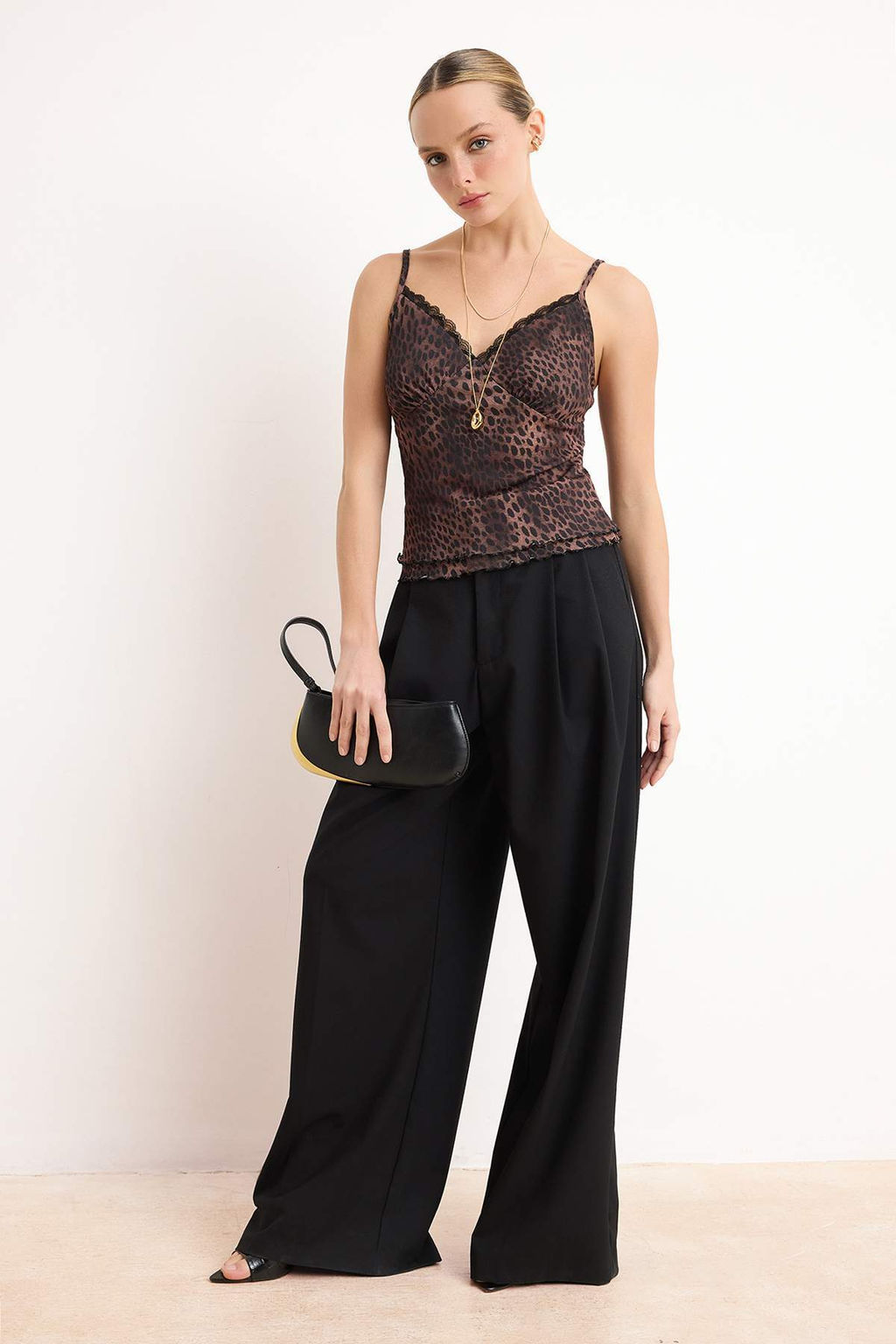 Kahverengi Animal Fitted/Vucuda Oturan V Yaka Kolsuz Dantel Detayl? Tul Orme Bluz TWOSS26BZ00478 - Trendyolmilla фото 2