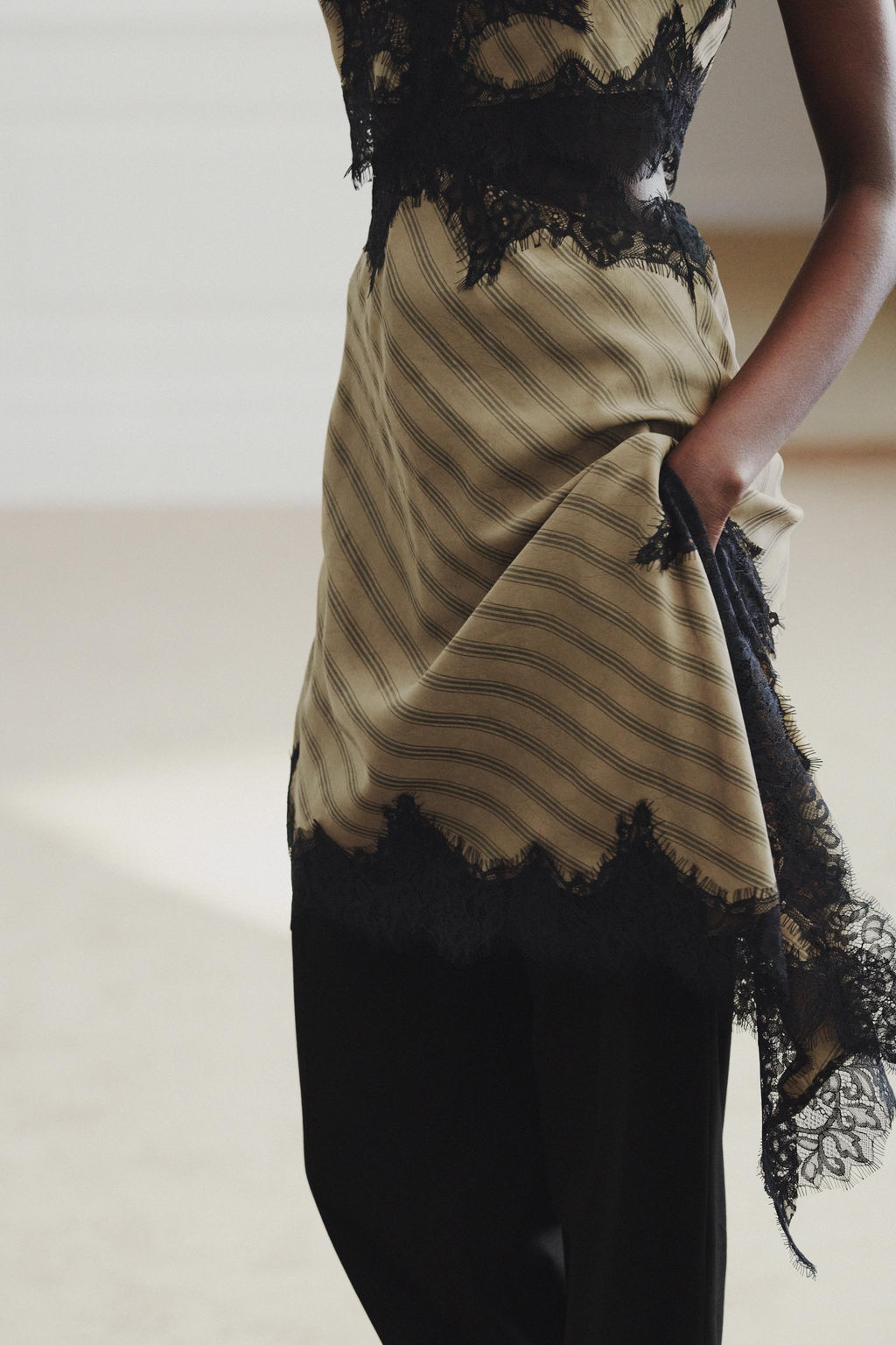 VESTIDO LENCERO CUT OUT ZW COLLECTION / Vis?n - Zara фото 4
