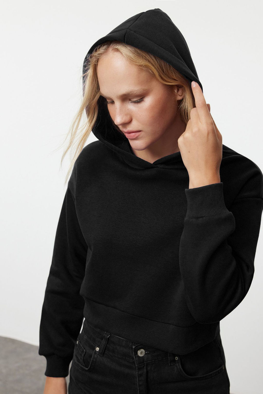 TRENDYOLMILLA Ekru Kal?n Ici Polarl? Kapusonlu Rahat Kesim Crop Basic Orme Sweatshirt TWOAW24SW00105  фото 8