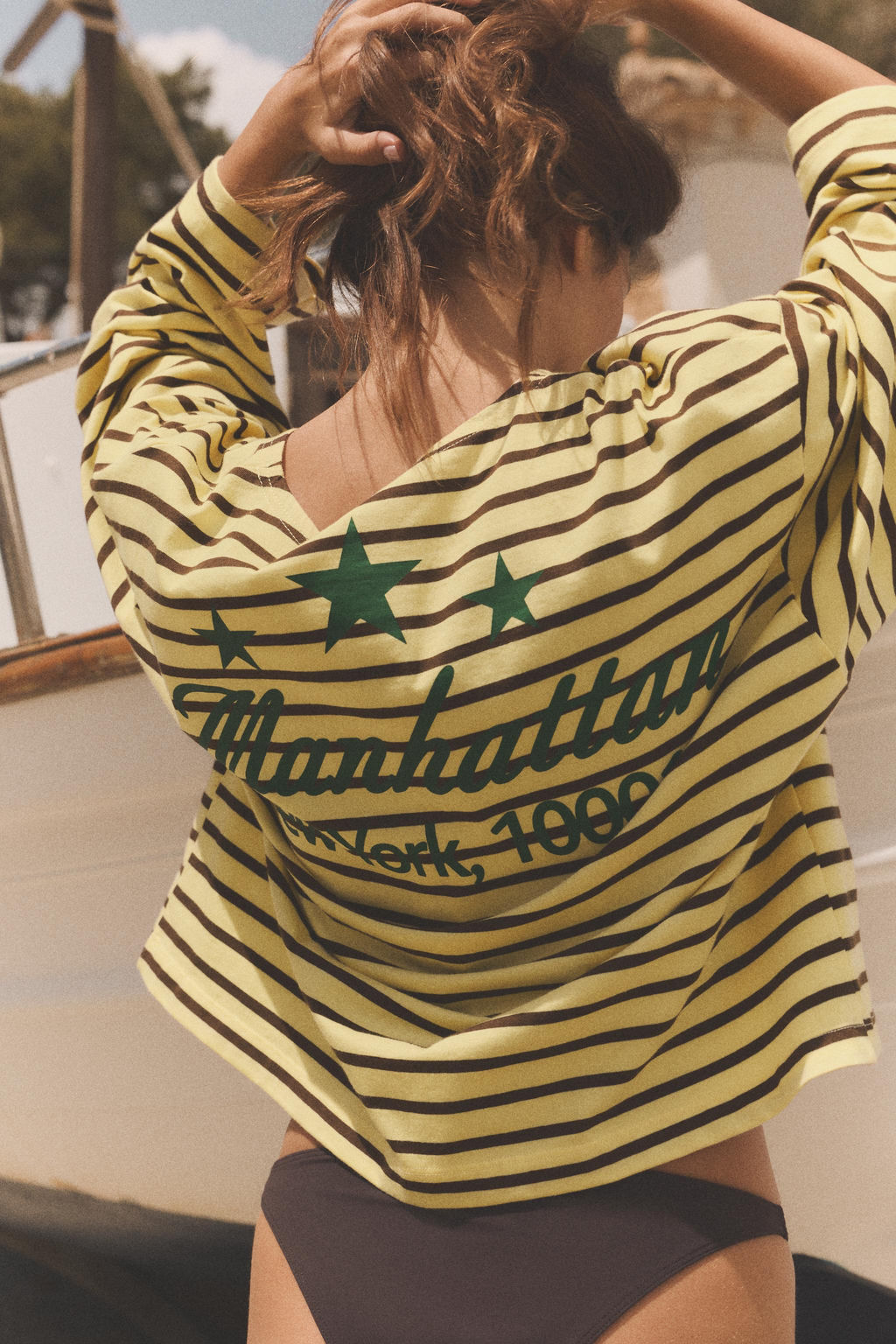 CAMISETA RAYAS TEXTO / Amarillo