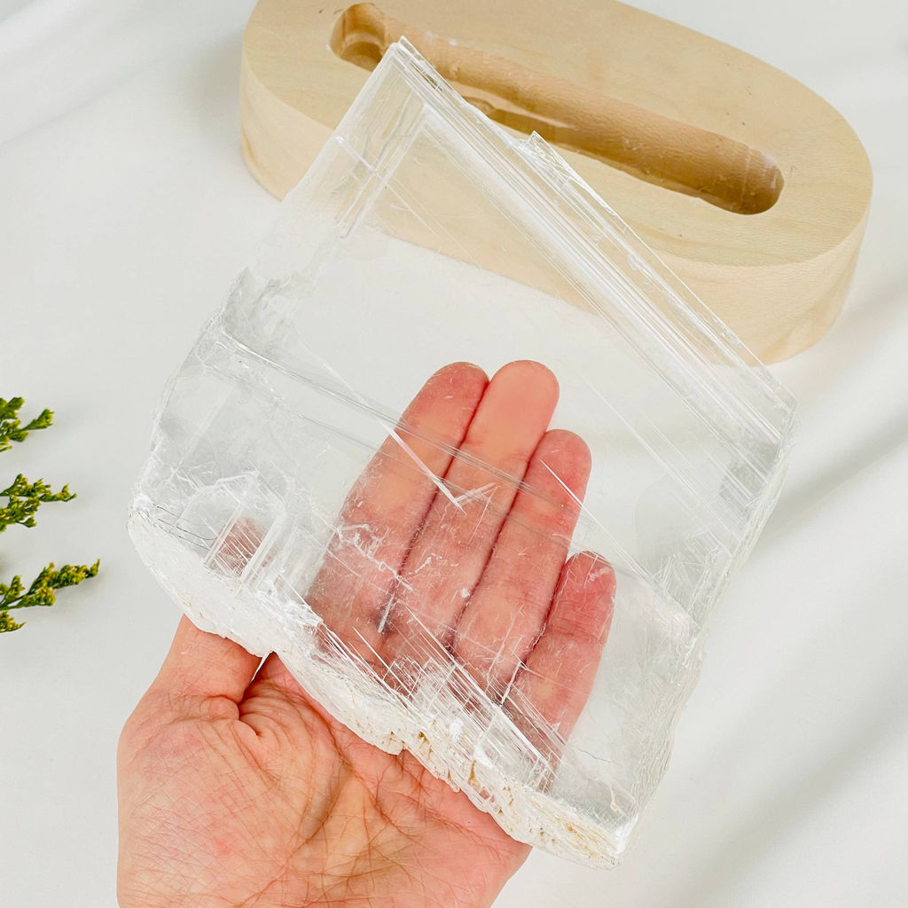 Срез Селенита на подставке - Радуга самоцветов фото 3