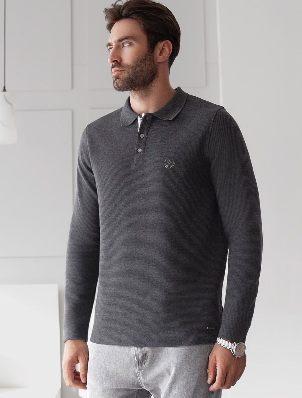 Лонгслив из мягкого фактурного трикотажа с плетеным воротником поло на пуговицах