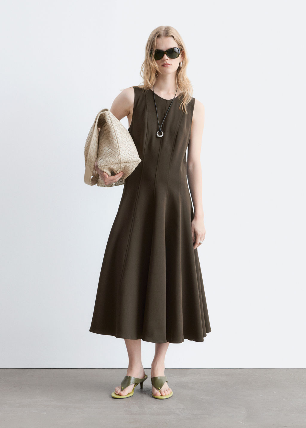 Vestido midi con l?neas de corte verticales