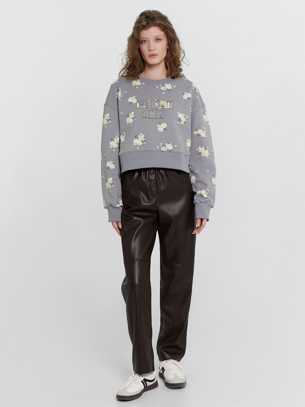 Свитшот женский серый "Не буди лихо" цветы на сером 122966