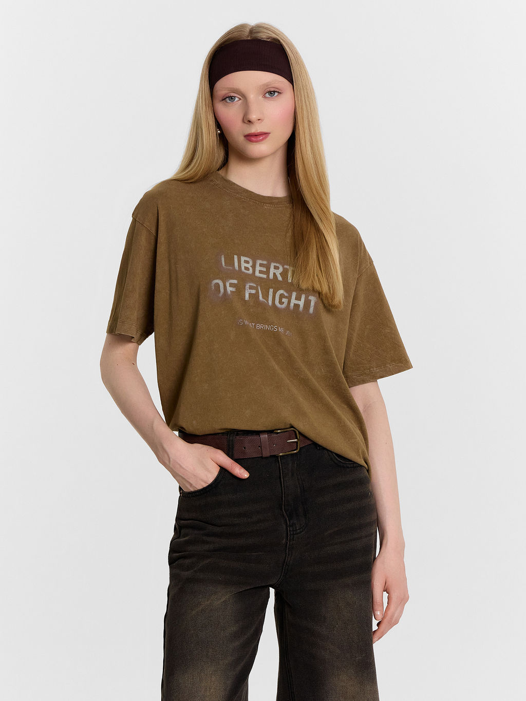 Футболка женская коричневая с обработкой эйсид и надписью Liberty of flight - Mark formelle фото 5