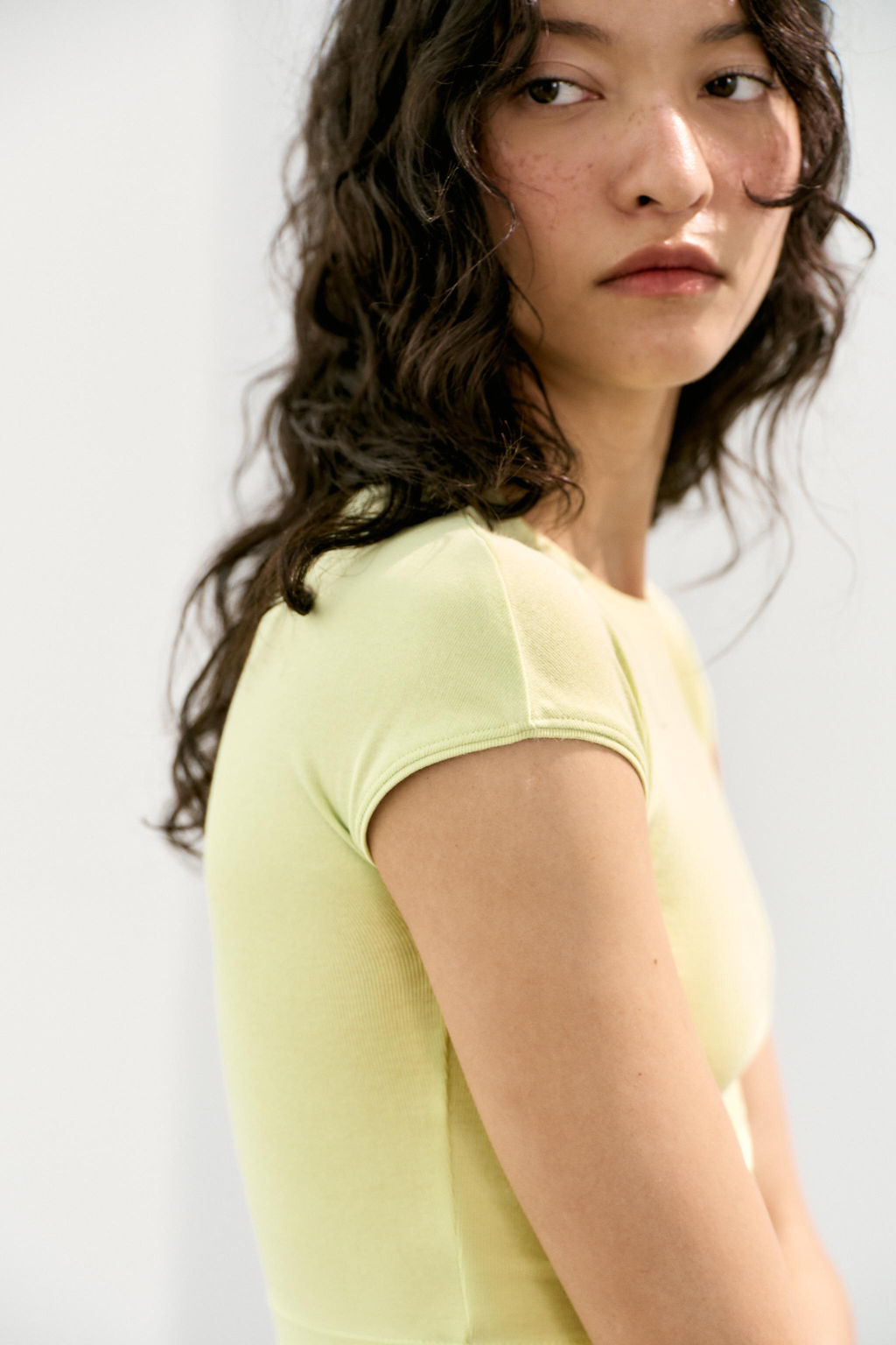 CAMISETA CROPPED MANGA CORTA LUNARES / Verde fl?or