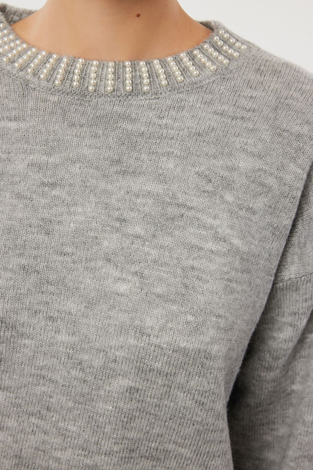 TRENDYOLMILLA Gri Yumusak Dokulu Tas Islemeli Triko Kazak TWOAW25KZ00147