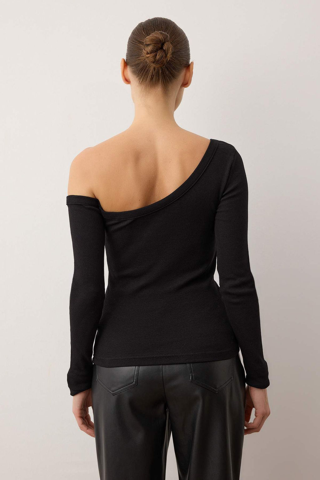 Siyah Fitted/Vucuda Oturan Omzu Ac?k Fitilli Pamuklu Esnek Orme Bluz TWOAW23BZ00475