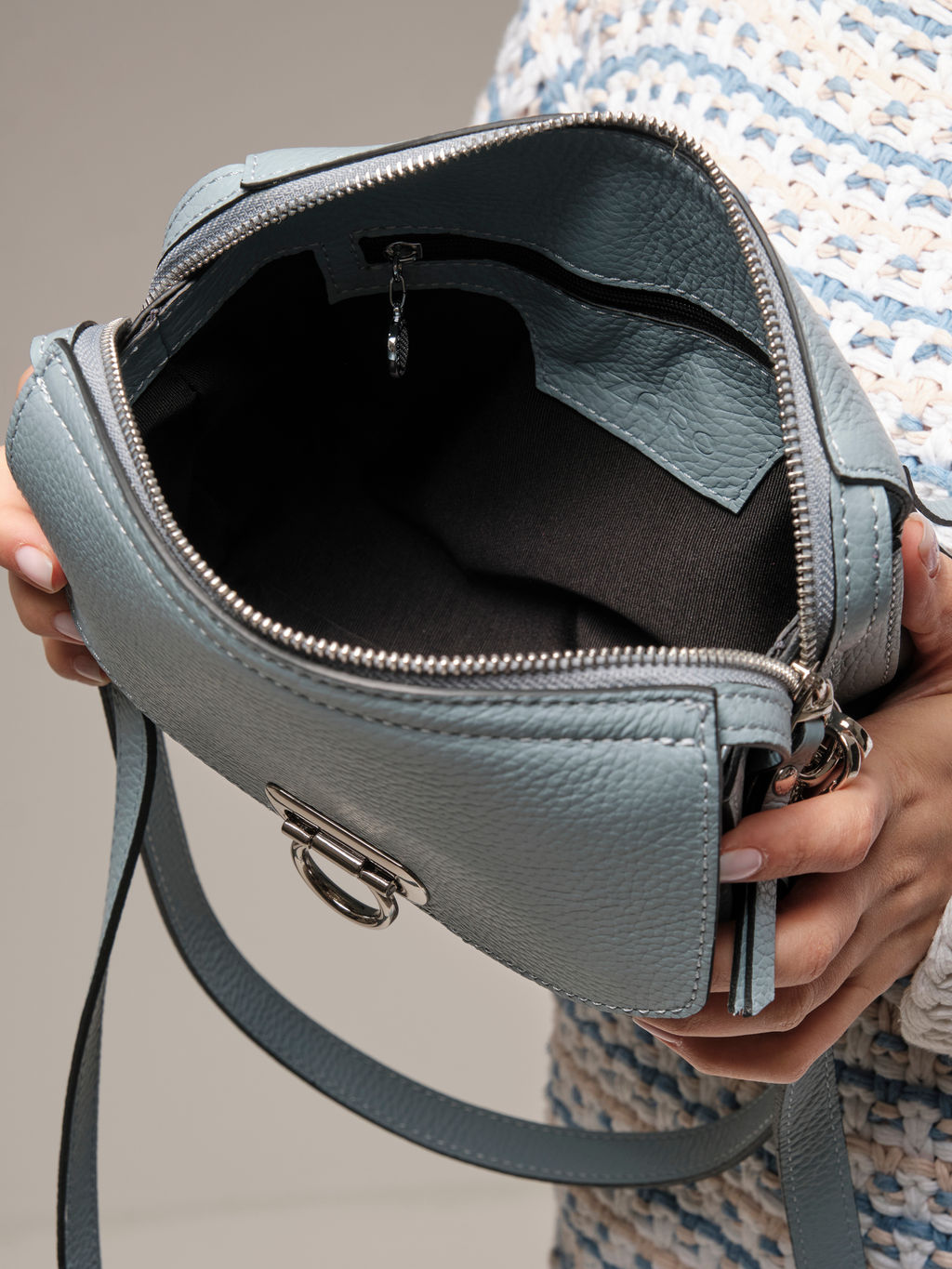 Сумка кожаная через плечо Azaro 3684 серое небо