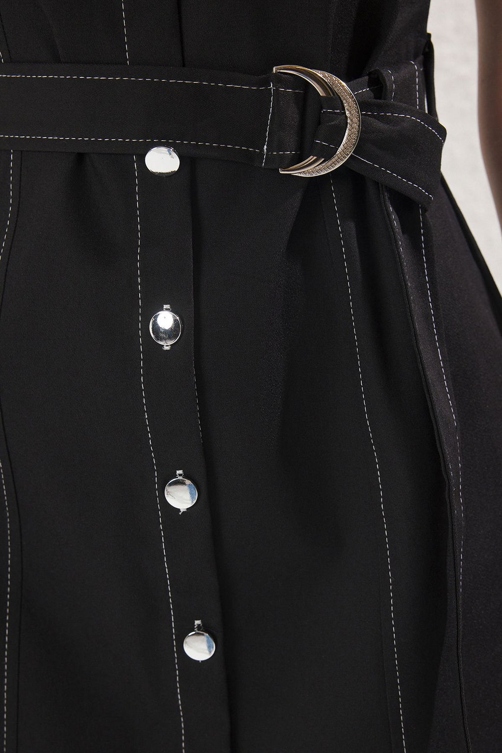 TRENDYOLMILLA Siyah Kemerli Duz Dugmeli Mini Dokuma Elbise TWOSS25EL00562  фото 3