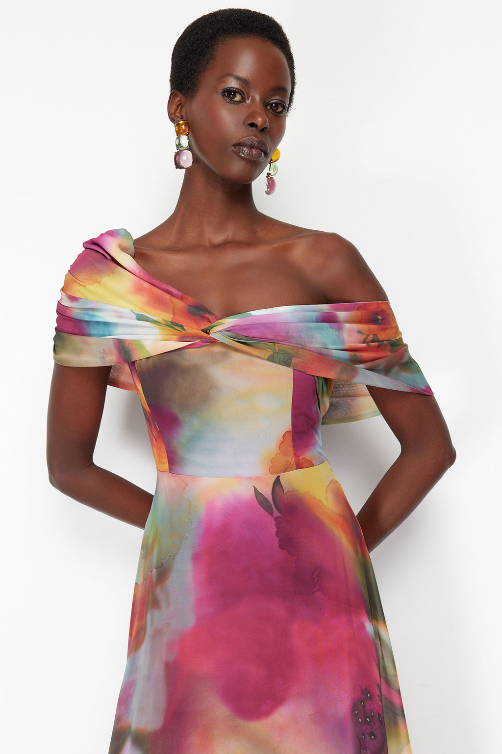 Cok Renkli A-Kesim Astarl? Asimetrik Yaka Sifon Dokuma Uzun Ucus Ucus Abiye Elbise TPRSS24AE00055 - Trendyolmilla фото 2