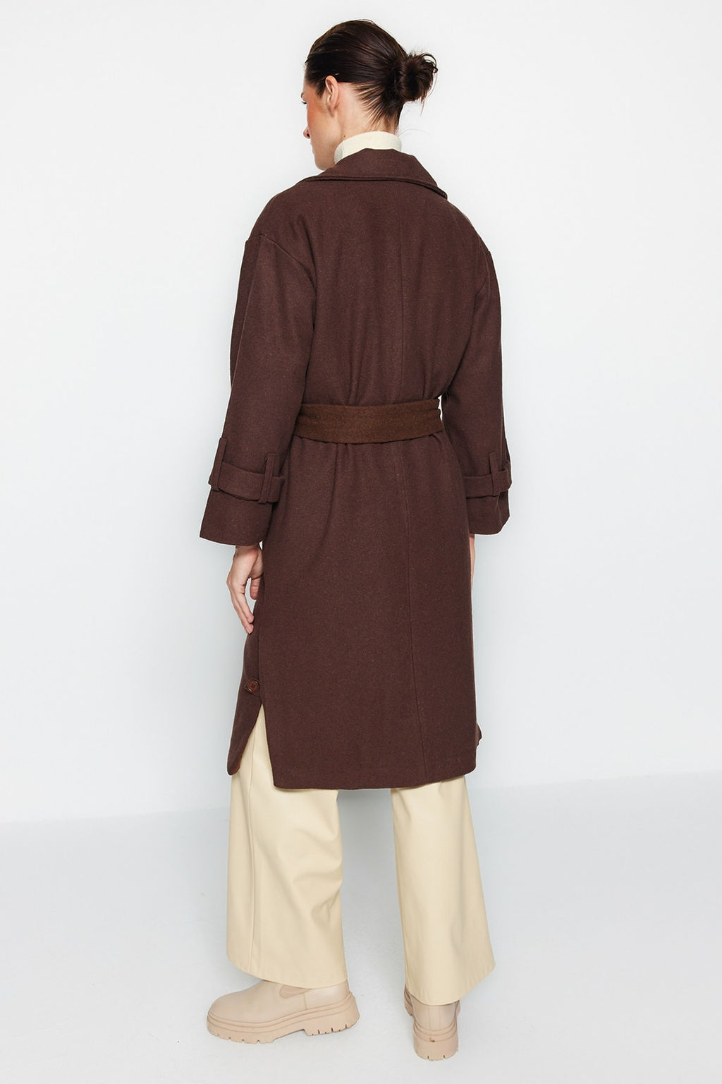 Trendyolmilla Koyu Kahverengi Oversize Genis Kesim Kemerli Uzun Yunlu Kase Kaban TWOAW22KB0015  фото 13