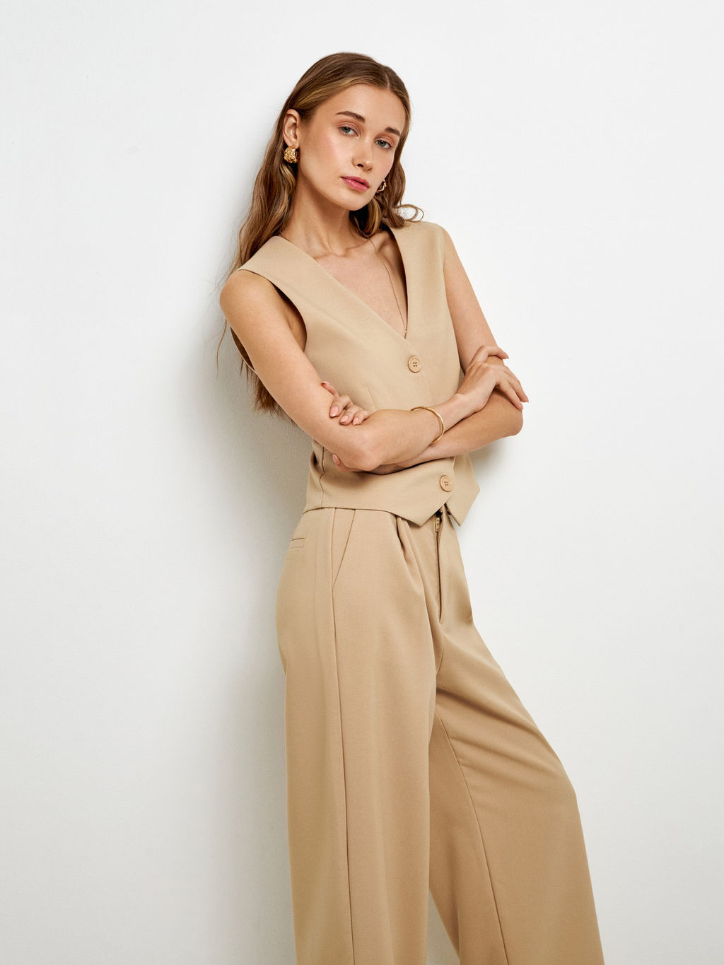 10200130369 Жилет жен. Izzy_vest бежевый - Concept club фото 5