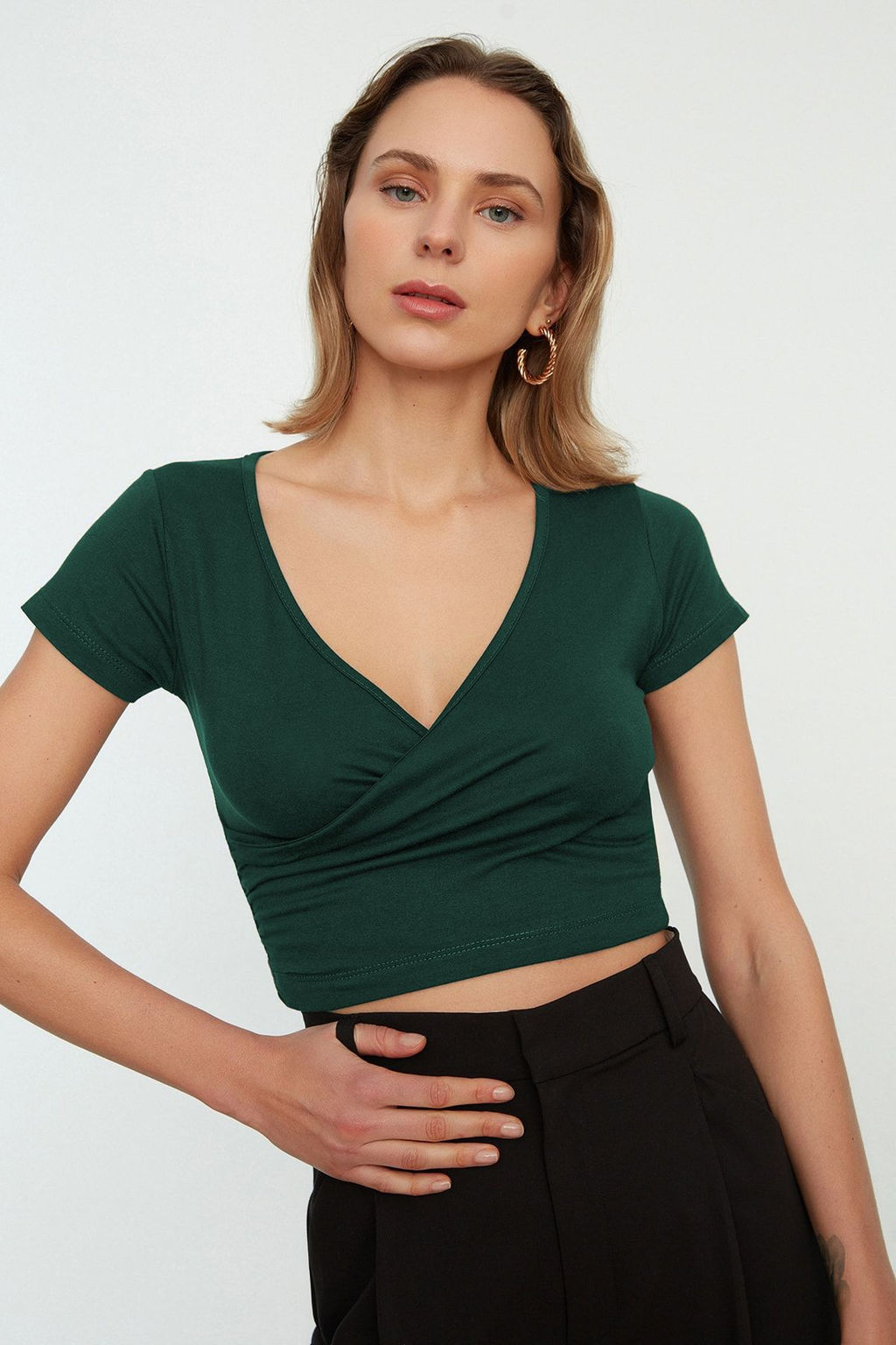 Trendyolmilla Siyah Fitted/Vucuda Oturan Kruvaze Yaka Crop Viskoz Esnek Orme Bluz TWOSS22BZ0536  фото 20