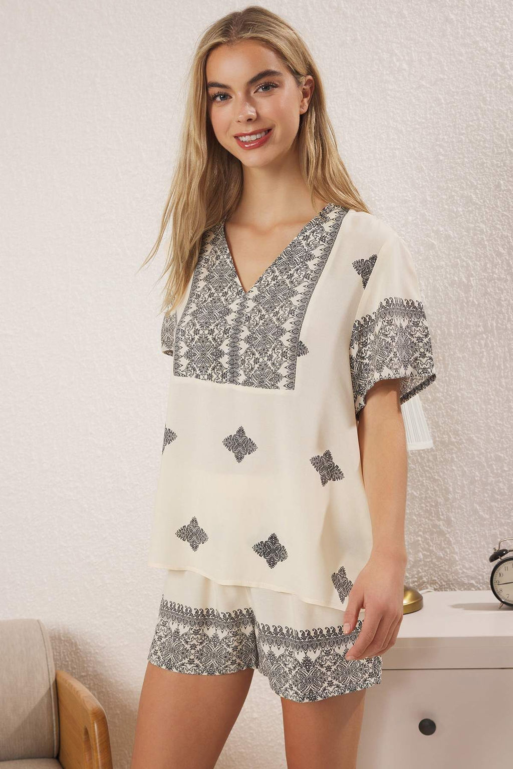 Trendyolmilla Ekru Etnik Desenli Viskon Sortlu Dokuma Pijama Tak?m? THMSS25PT00426  фото 2