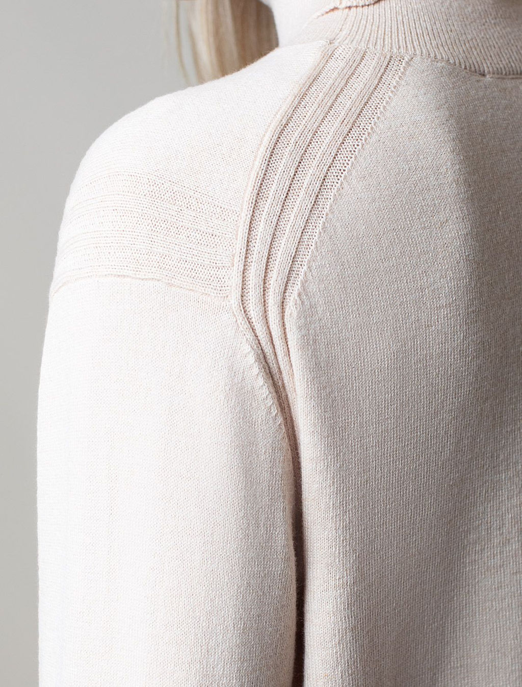 D34.199 Свитер женский бежевый меланж