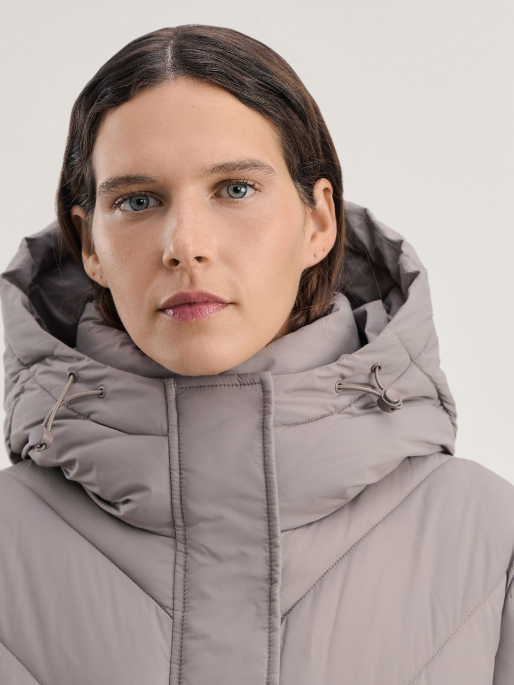 Стеганое пальто с капюшоном на поясе / Zarina  фото 5