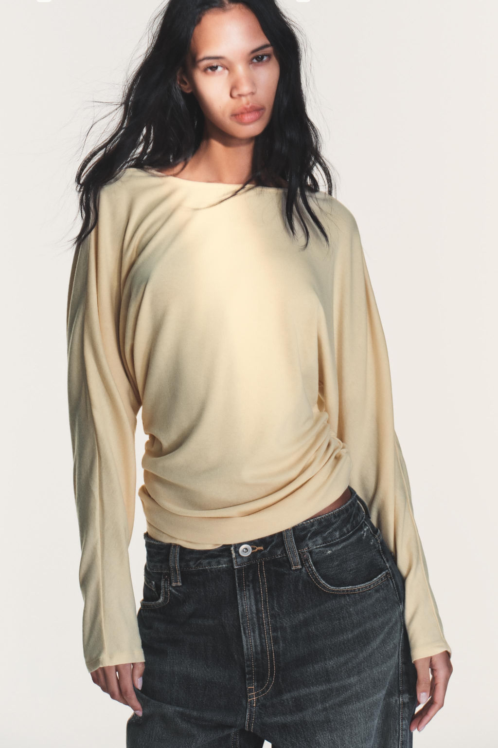 CAMISETA DRAPEADO LATERAL / Mantequilla - Zara фото 2