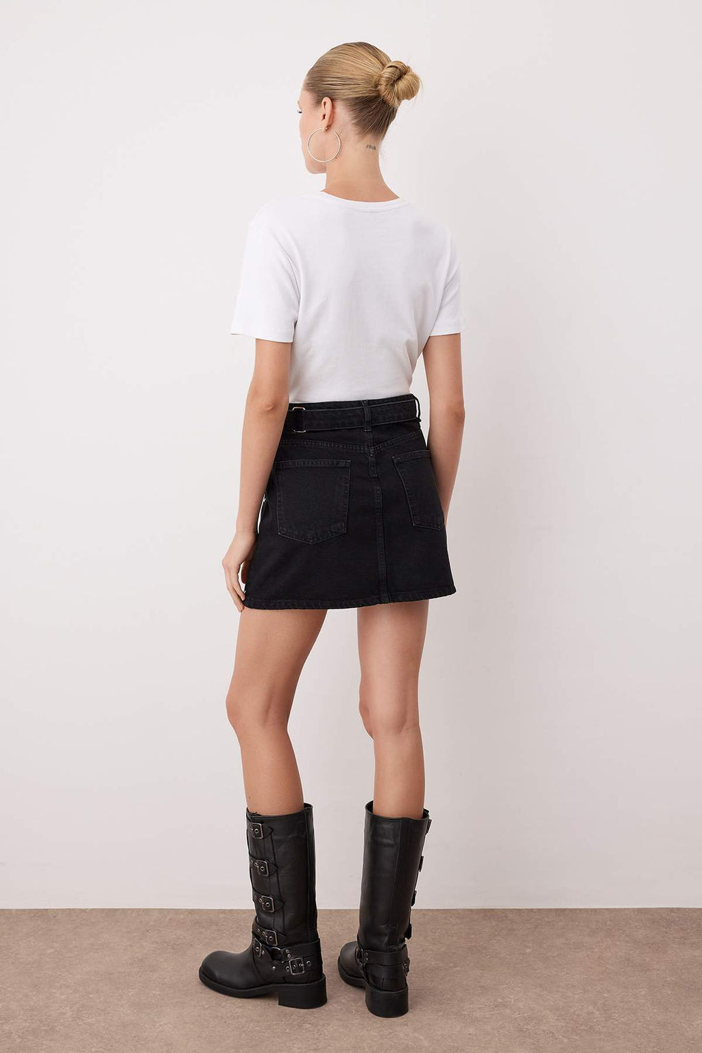 Wardrobe Essentials Siyah Aksesuar Detayl? Mini Denim Etek TWOAW26ET00075 - Trendyolmilla фото 7