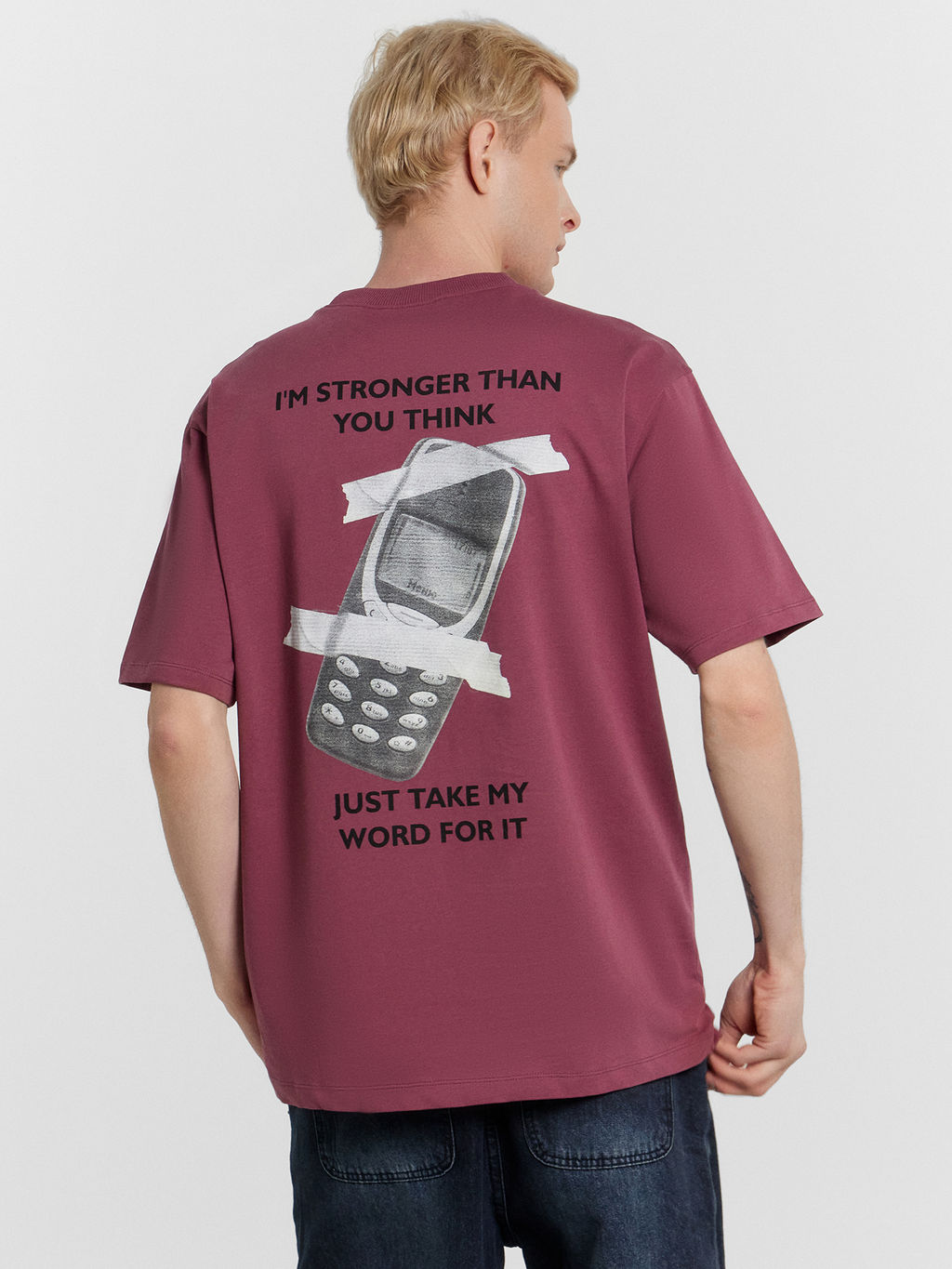 Футболка мужская с принтом и надписью "Im stronger than you think"