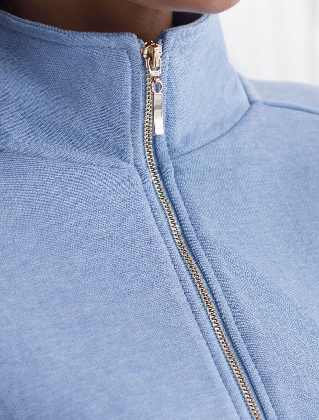 Бомбер среднего объема на молнии из петельчатого футера двухнитки с эластаном - Vilatte фото 2