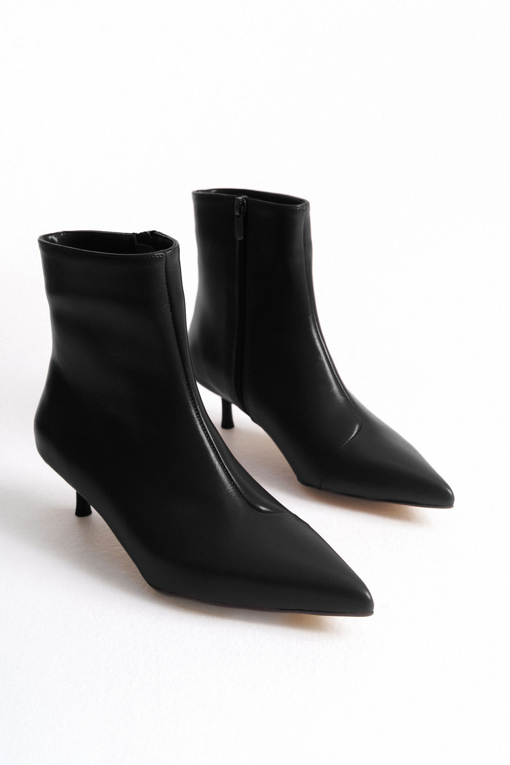 Siyah Sivri Burun Bilekte Kitten Ince Topuklu Kad?n Bot TAKAW26BO00045