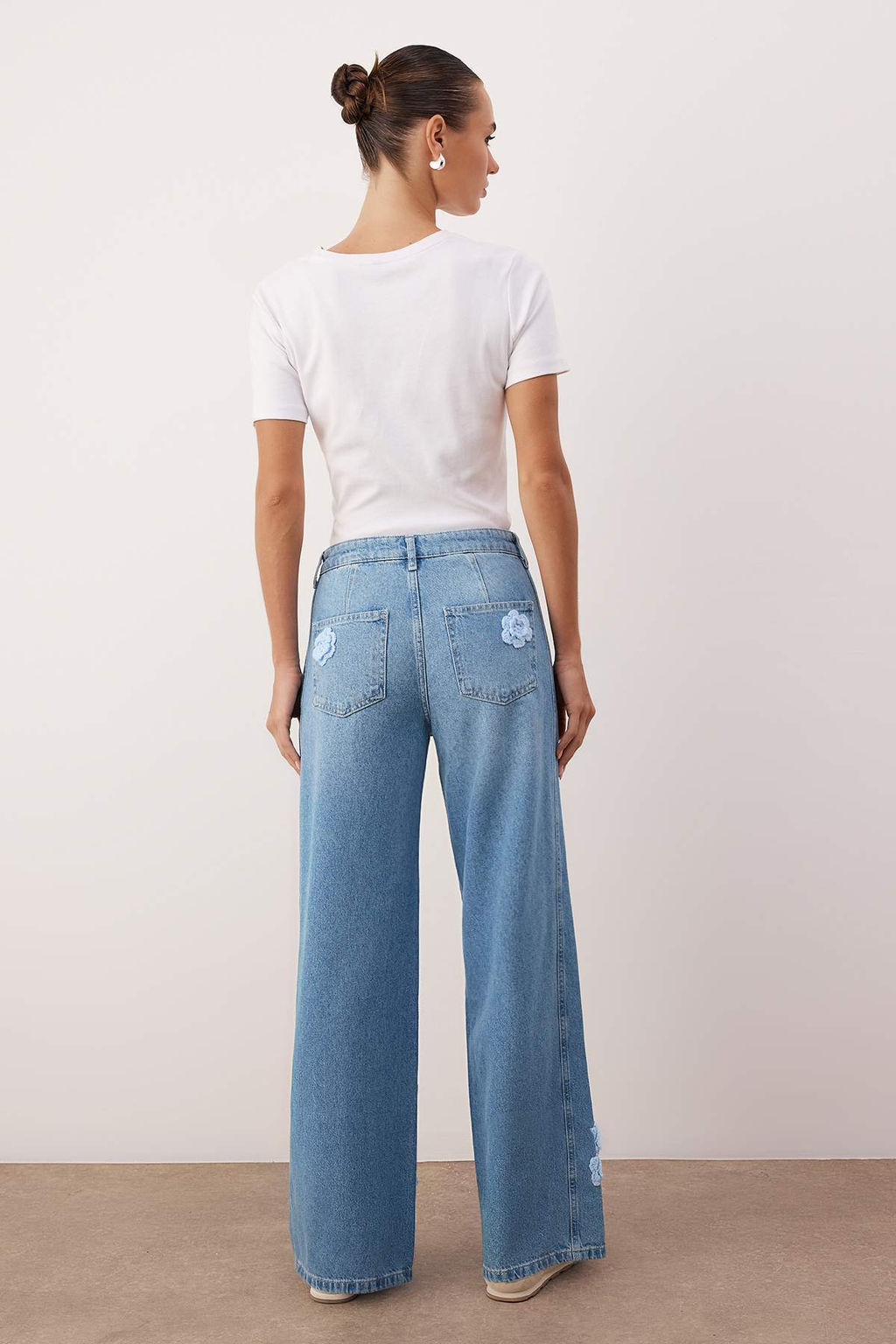 Mavi Yuksek Bel Cicek Nak?sl? Wide Leg Jeans TWOAW26JE00138 - Trendyolmilla фото 4