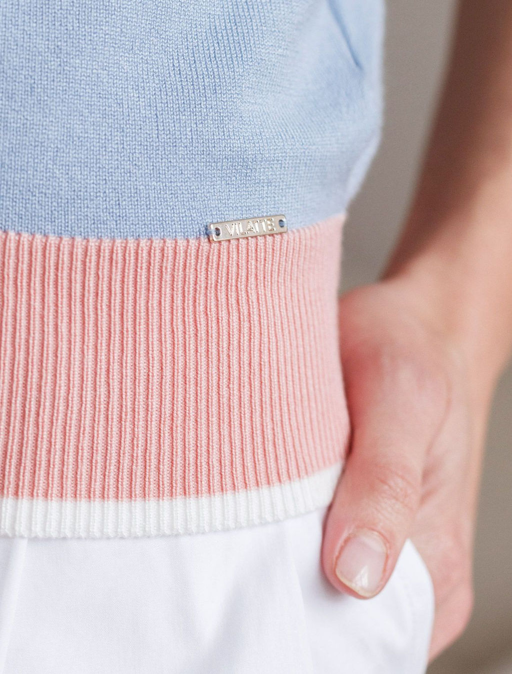 Джемпер с V-вырезом с коротким рукавом из вискозы