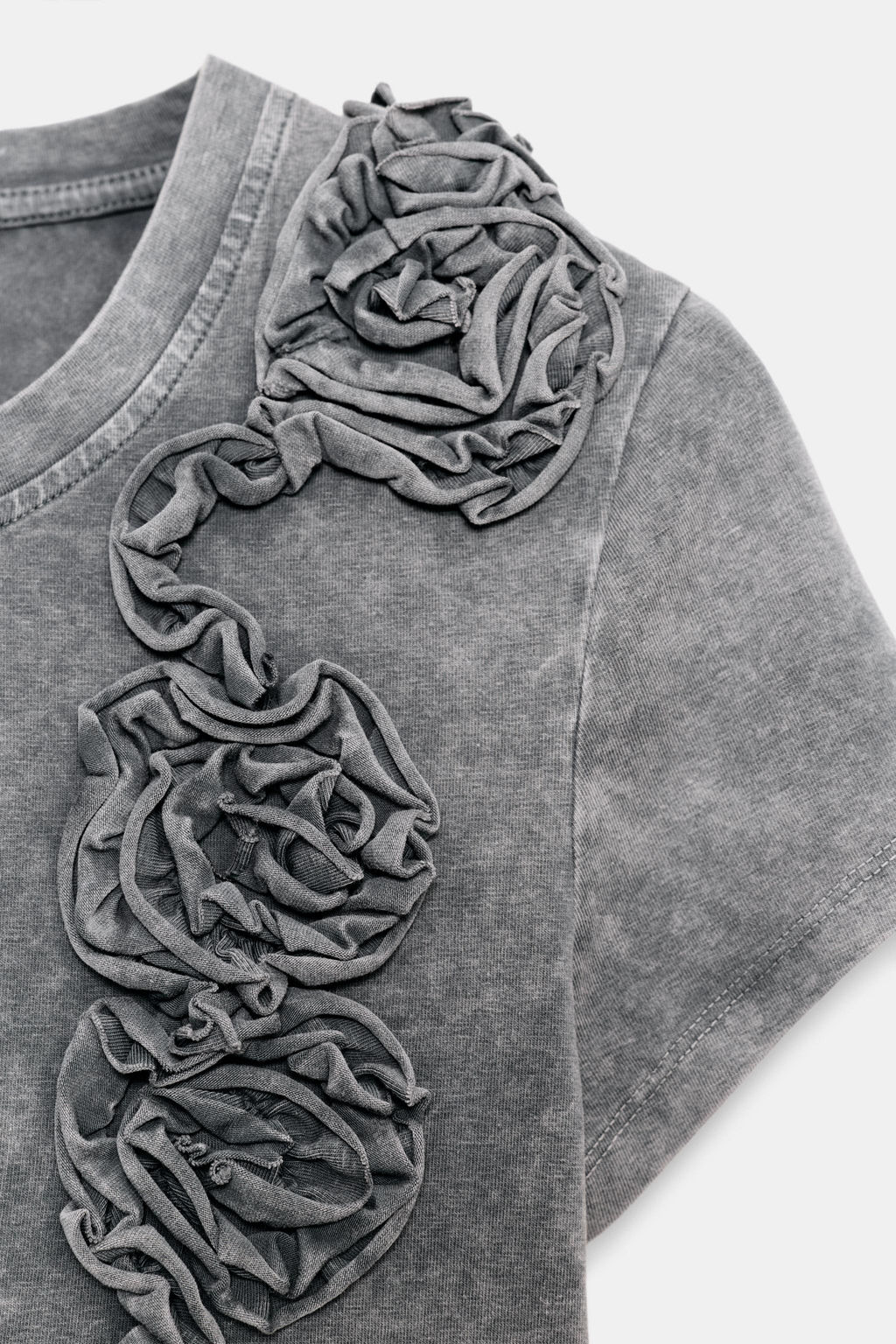 CAMISETA LAVADA FLOR RELIEVE / Gris - Zara фото 6