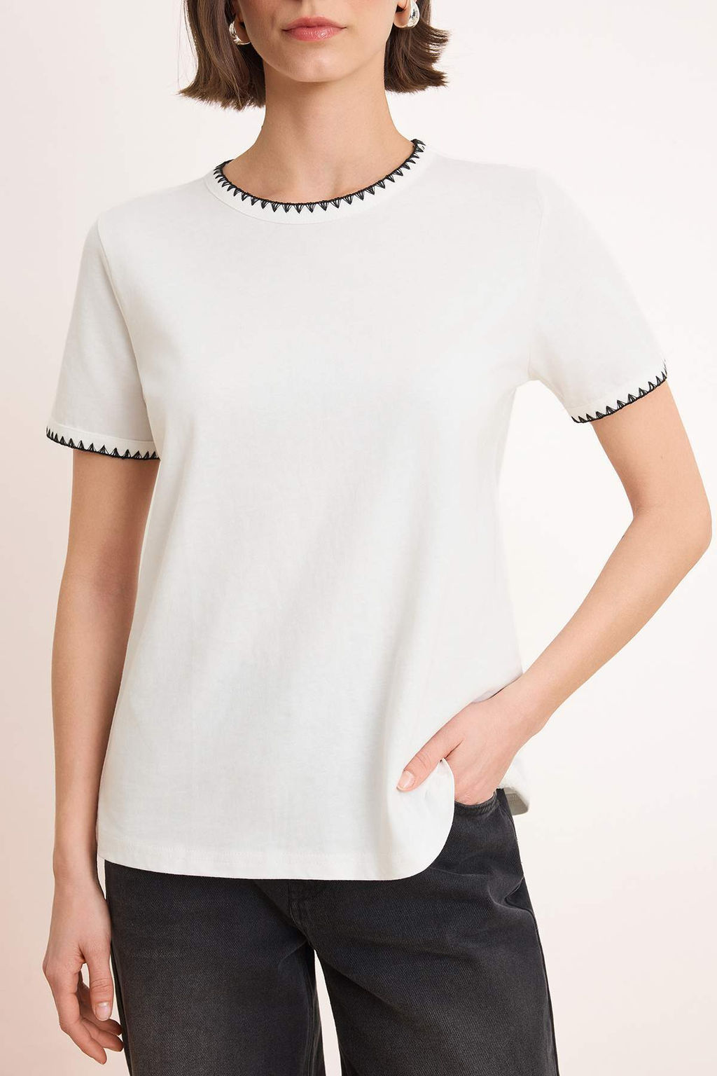 Beyaz %100 Pamuk Kontrast Dikis Detayl? Basic Bisiklet Yaka Orme T-Shirt TWOSS19AD0085