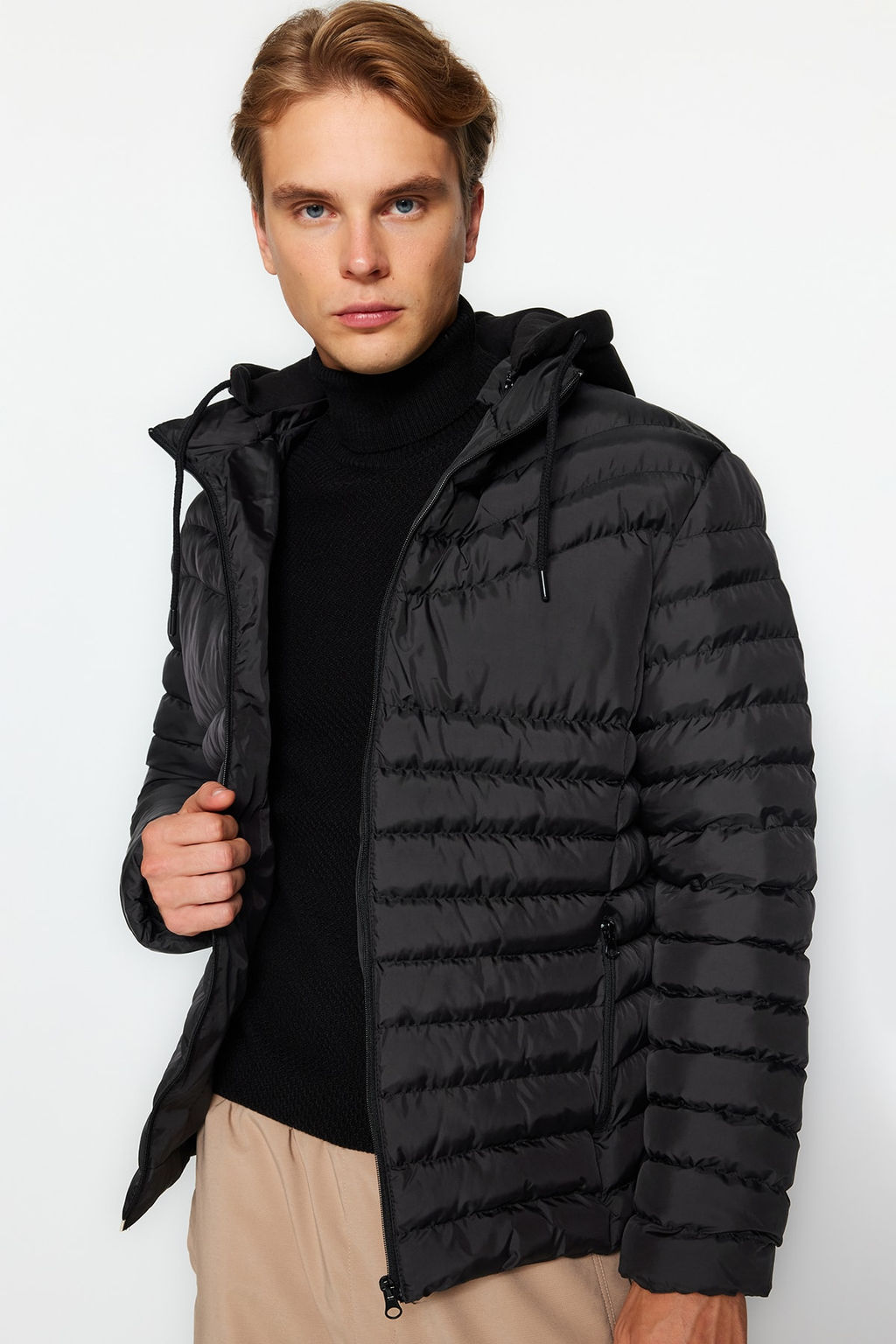 TRENDYOL MAN Siyah Regular Fit Orme Kapusonlu Sisme Ruzgara ve Suya Dayan?kl? K?sl?k Sisme Mont TMNAW21MO0013