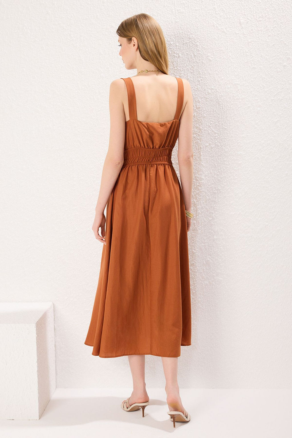 TRENDYOLMILLA Kahverengi Duz Etegi Belden Ac?lan Aksesuar Detayl? Maxi Dokuma Elbise TWOSS25EL00420  фото 4