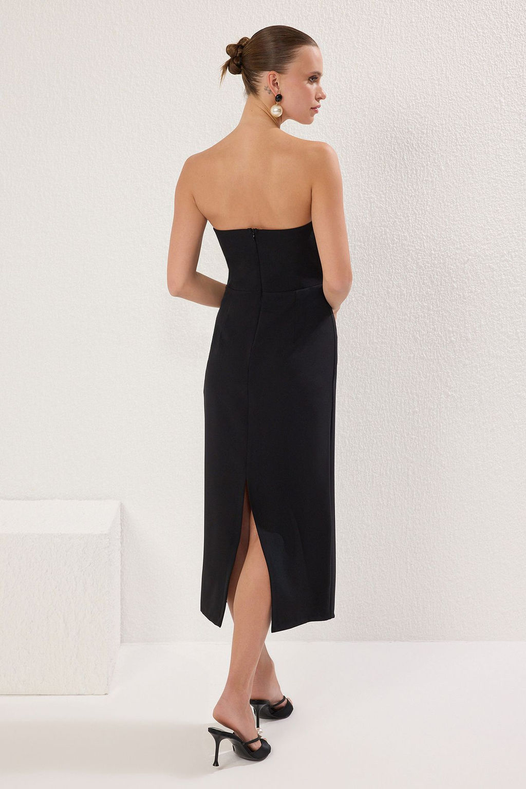 TRENDYOLMILLA Pembe Vucuda Oturan Straplez Fiyonklu Dokuma Midi S?k Elbise TPRSS25EL00244  фото 4
