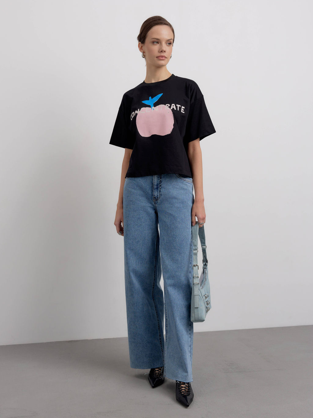 CONTE Свободная футболка из хлопка с рисунком Born in love LD 2675 black-apple - Conte elegant фото 3