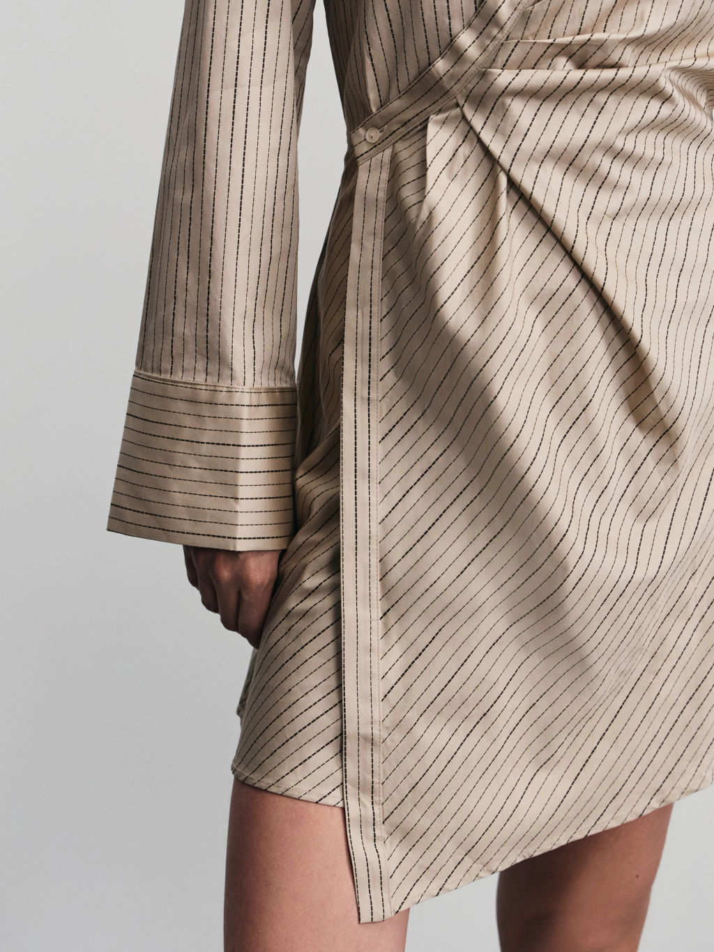 Платье мини асимметричного кроя в полоску / Zarina  фото 8