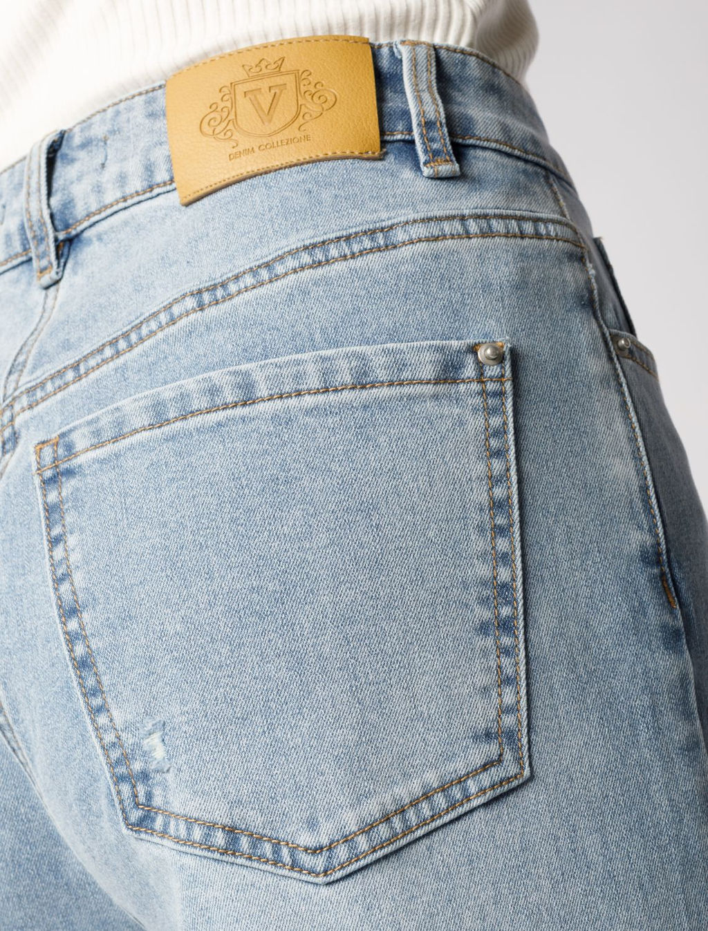 Джинсы трубы рваные из эластичного денима средней плотности