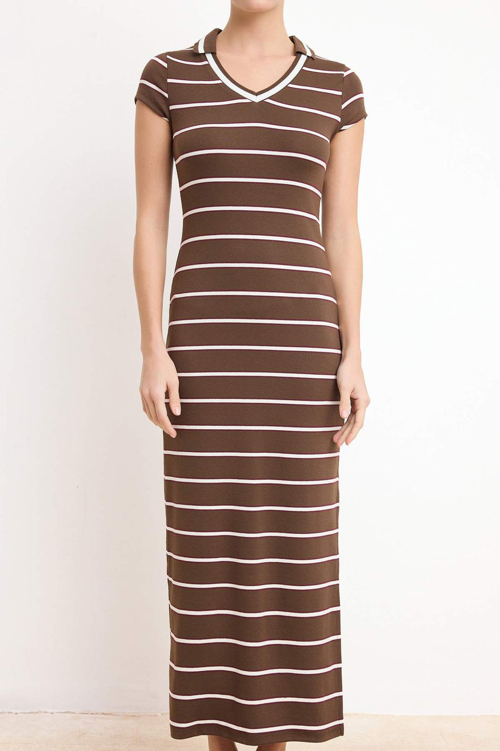 Kahverengi Cizgili Bodycon V Yaka Ay Kol K?sa Kollu Maxi Yumusak Orme Elbise TWOSS26EL00257