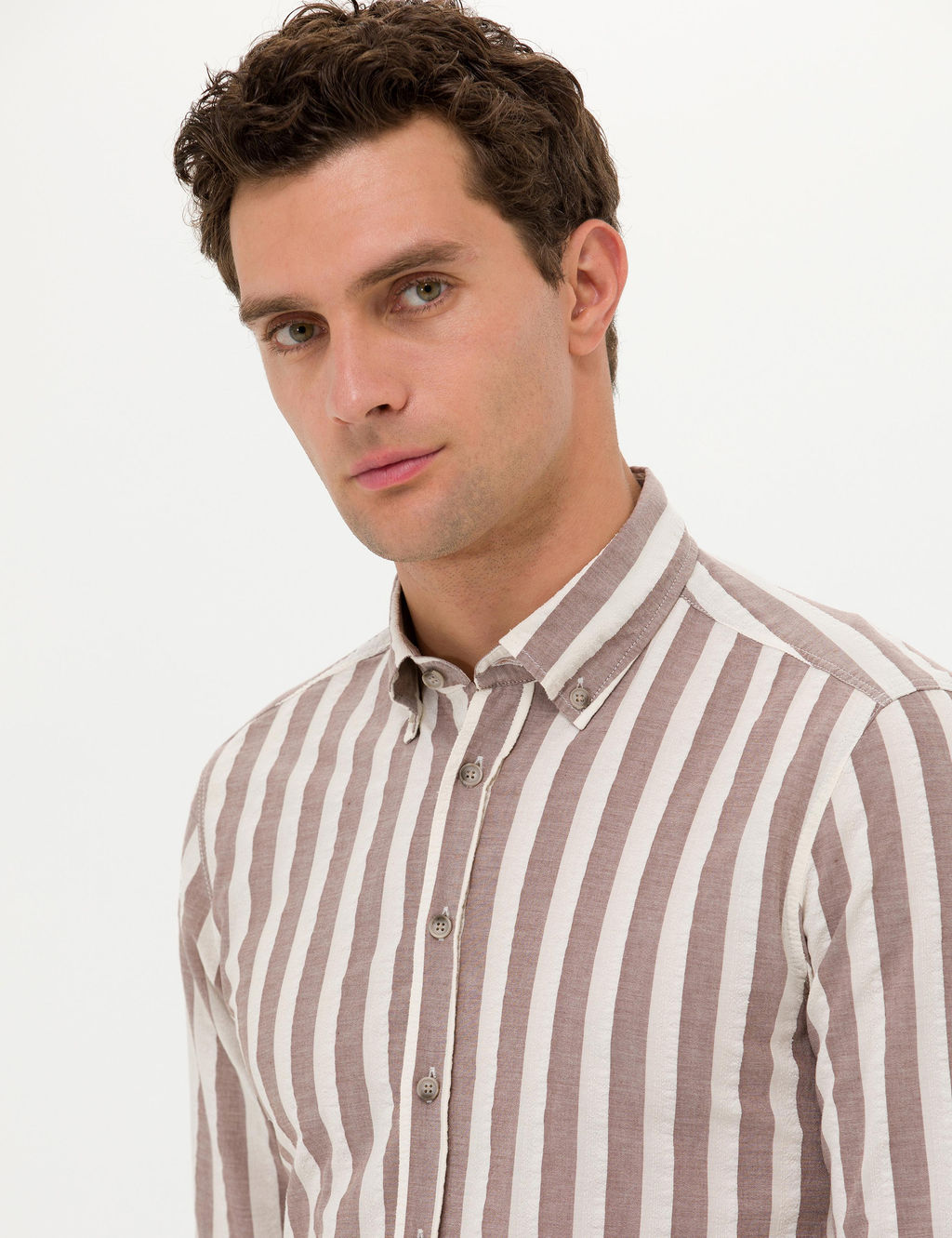 Коричневая приталенная рубашка в полоску с длинным рукавом