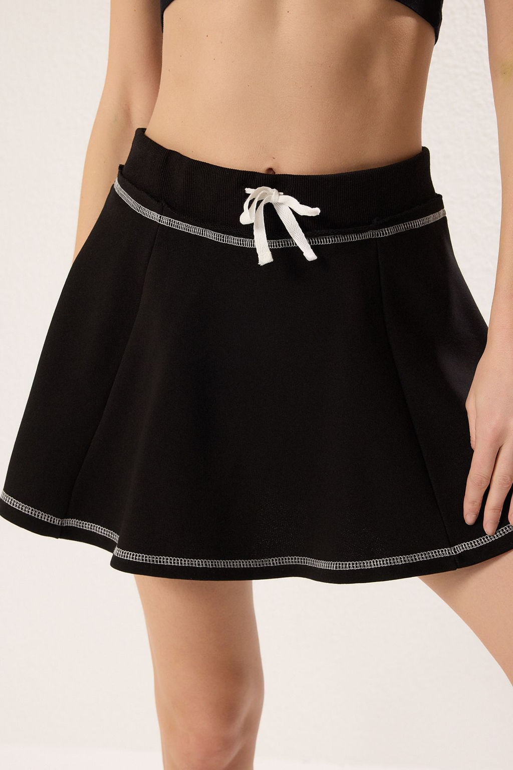 TRENDYOLMILLA Siyah Etekli Relaxed/Rahat Kal?p K?sa Sort & Bermuda TWOSS25SR00004  фото 3