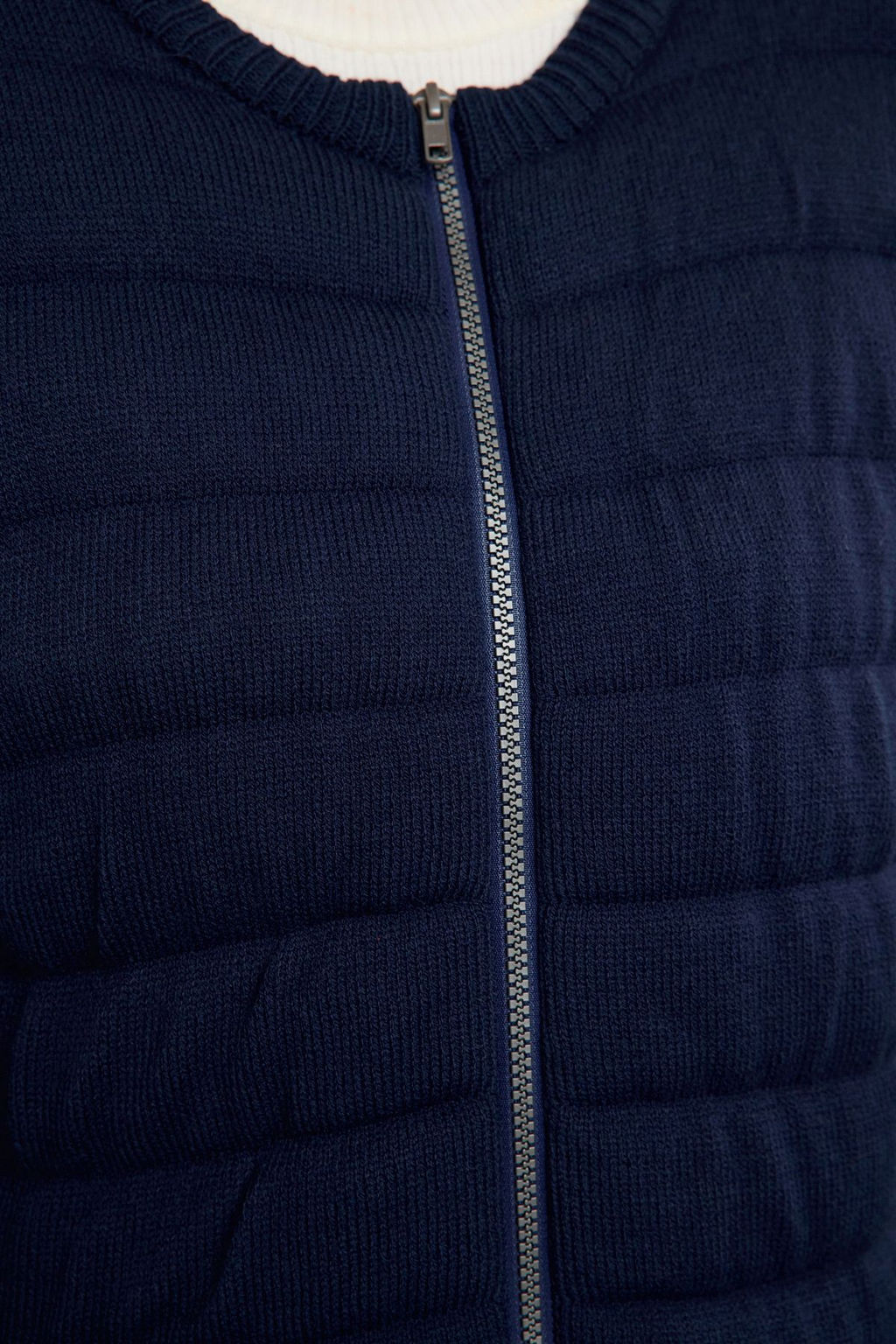 TRENDYOLMILLA Bej Bisiklet Yaka Fermuarl? Mont Gorunumlu Triko H?rka TWOAW25HI00193 фото 4