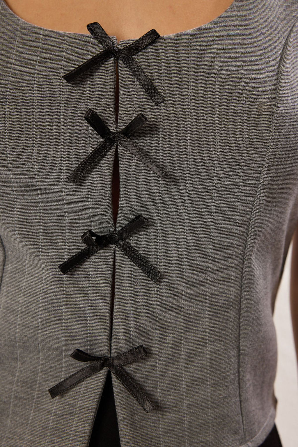 Gri Cizgili Kurdele Baglama Detayl? Vucuda Oturan Kare Yaka S?f?r Kol Orme Bluz TWOSS25BZ00147