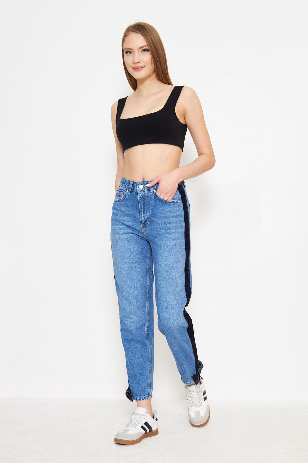 TRENDYOLMILLA Mavi Fiyonk/Kurdele Detayl? Kadife Yan Seritli Yuksek Bel Mom Jeans TWOSS25JE00186