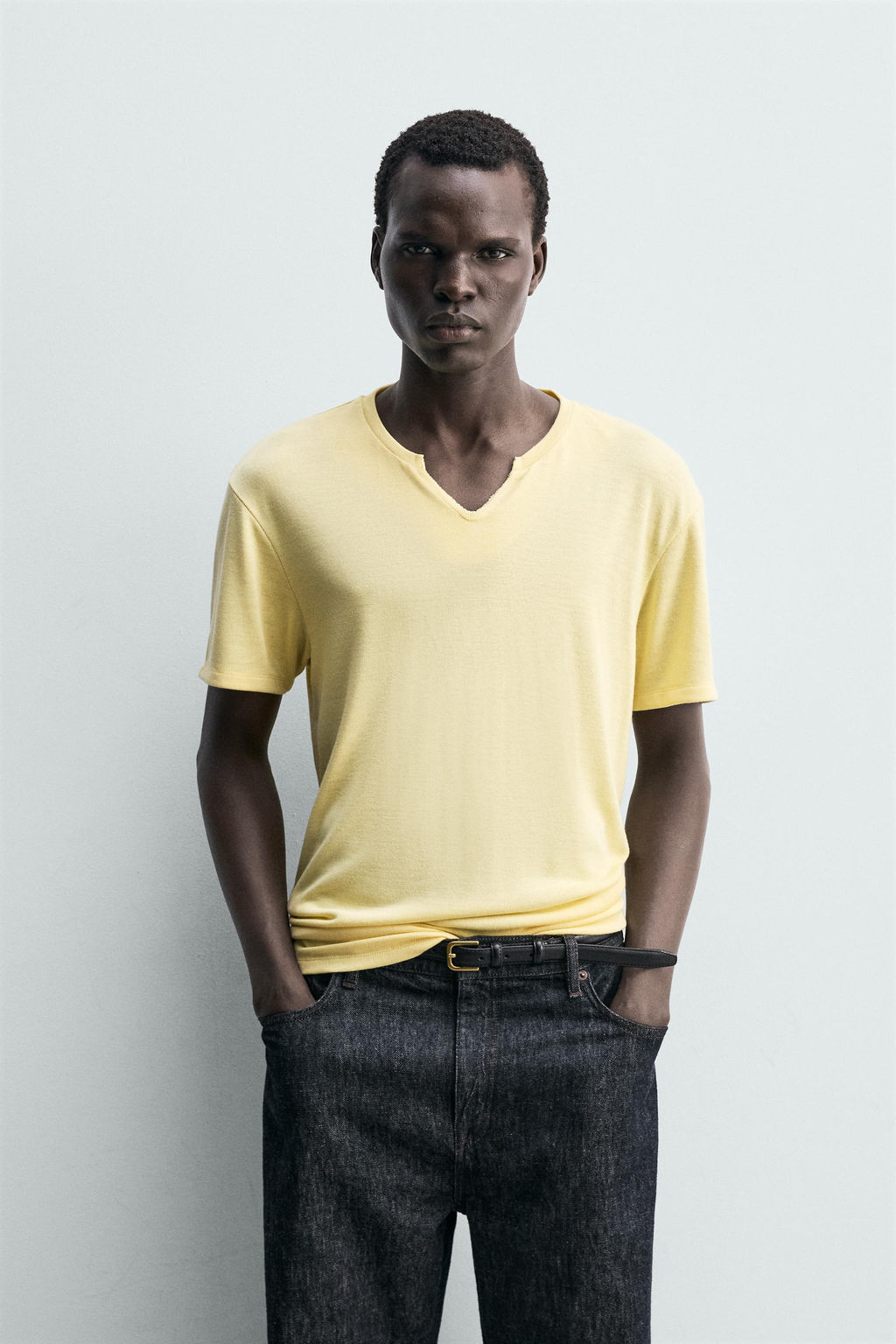 CAMISETA CUELLO PANADERO ABIERTO / Amarillo