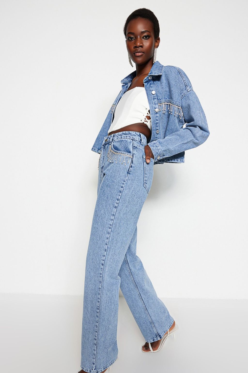 Mavi Tasl? Aksesuar Detayl? Yuksek Bel Wide Leg Jeans TWOSS23JE00204 - Trendyolmilla фото 3