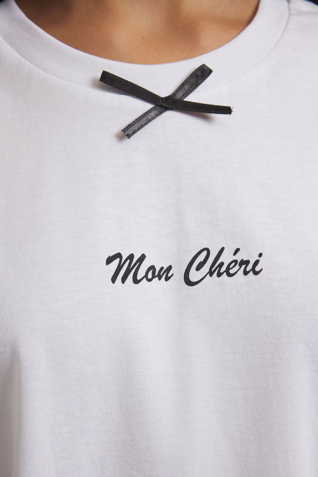 TRENDYOLMILLA Beyaz Nak?s ve Fiyonk Detayl? Oversize/Genis Kal?p Orme T-Shirt TWOSS25TS00118  фото 3