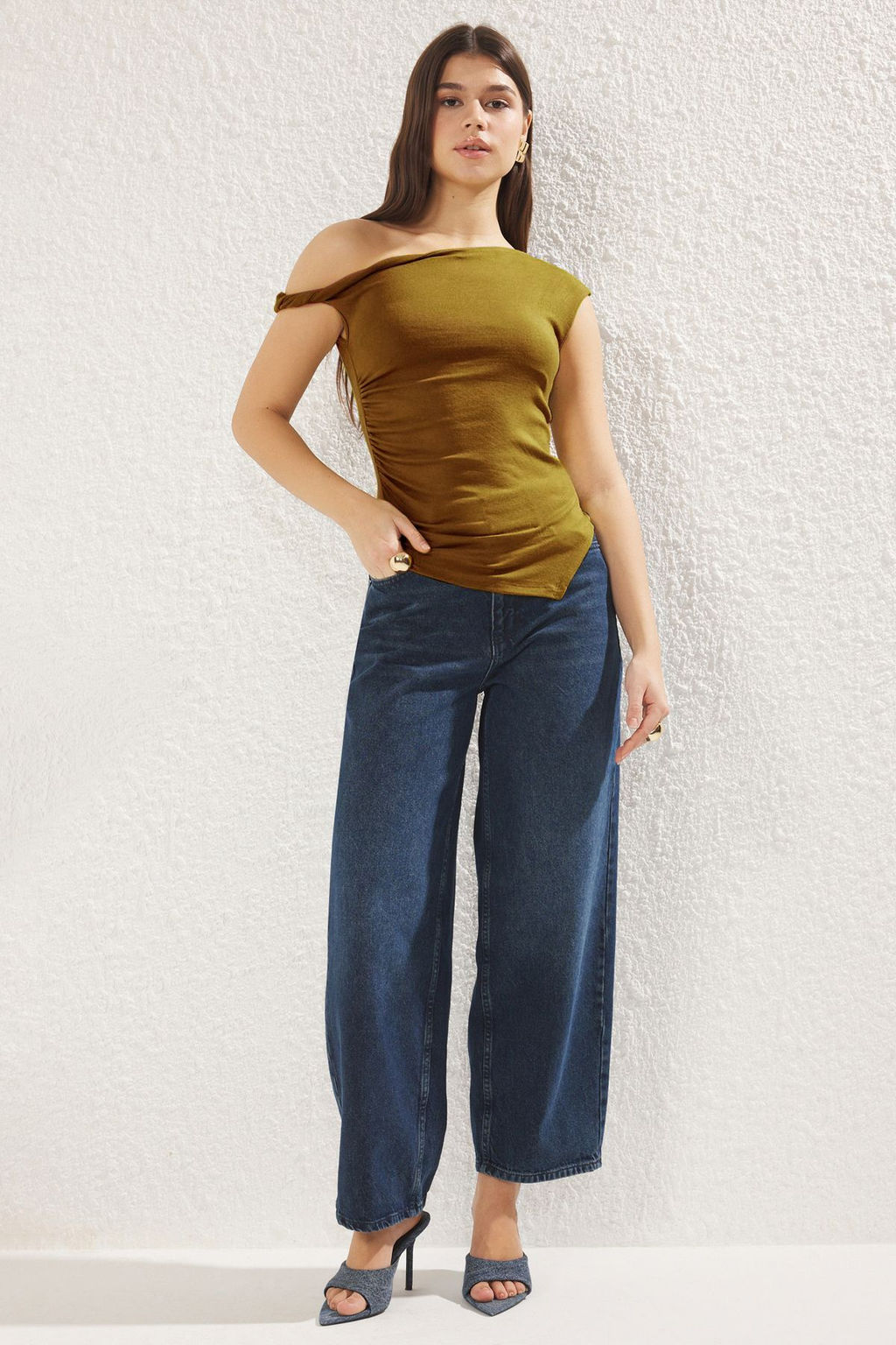 Trendyolmilla Tas Buzgu/Drape Detayl? Fitted/Vucuda Oturan Asimetrik Yaka Orme Bluz TWOSS25BZ00072